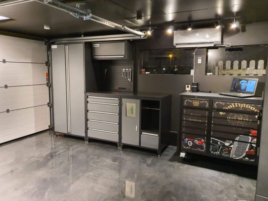 引き出しと引き出しで作られたハンドルを含む道具収納庫