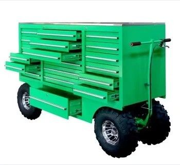 スタッドレスタイヤの車輪と自動車ツールカート ガレージ保管