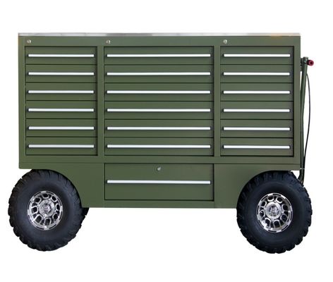 スタッドレスタイヤの車輪と自動車ツールカート ガレージ保管
